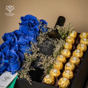 Alternative view of Caja con Rosas, Chocolate y Vino