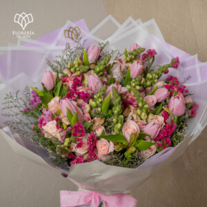 Alternative view of Ramo de Rosas con Tulipanes
