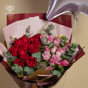 Alternative view of COMBO 24 rosas bicolor + globo liso