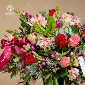 Alternative view of Florero 24 Rosas dos tonos