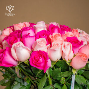 Alternative view of Florero 100 rosas base cristal