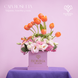 caja con tulipanes, rosas y lisianthus