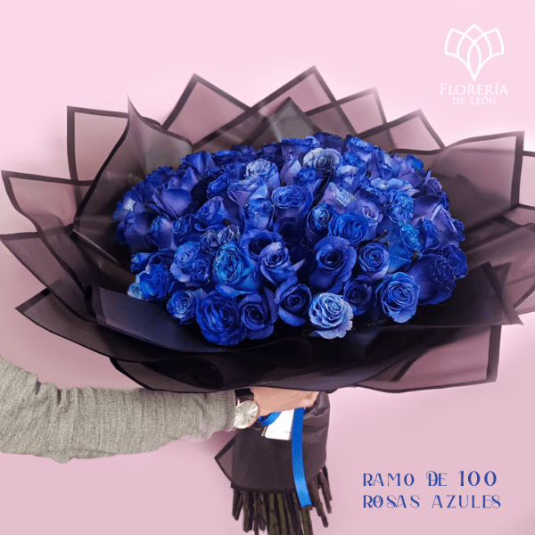 ramo con rosas azules