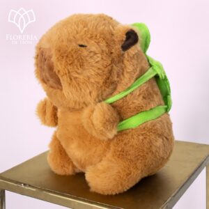 Capibara con mochila de tortuga