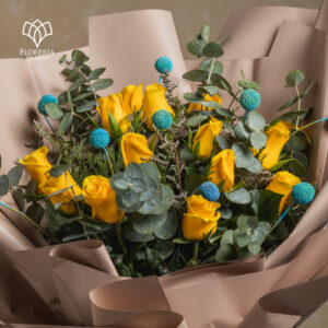 Alternative view of 12 Rosas Amarillas con Craspedias