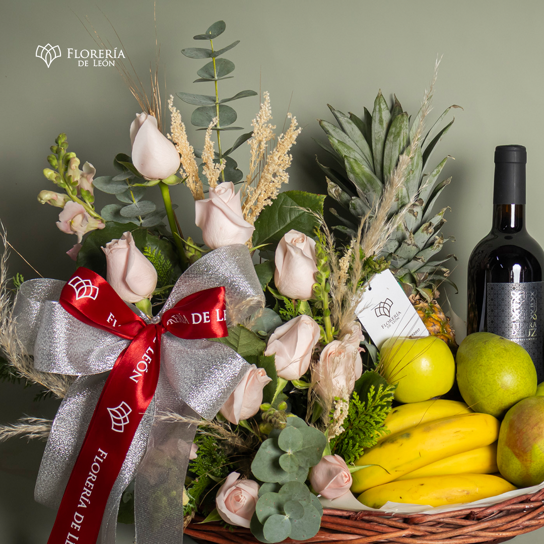 Canasta de fruta con vino close up