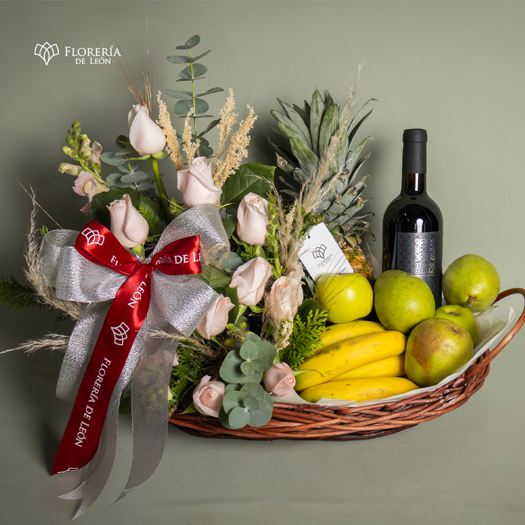 Canasta de fruta con vino