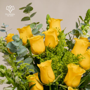 Alternative view of Florero Virginia amarillo