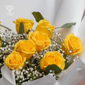 Alternative view of 12 Rosas Amarillas